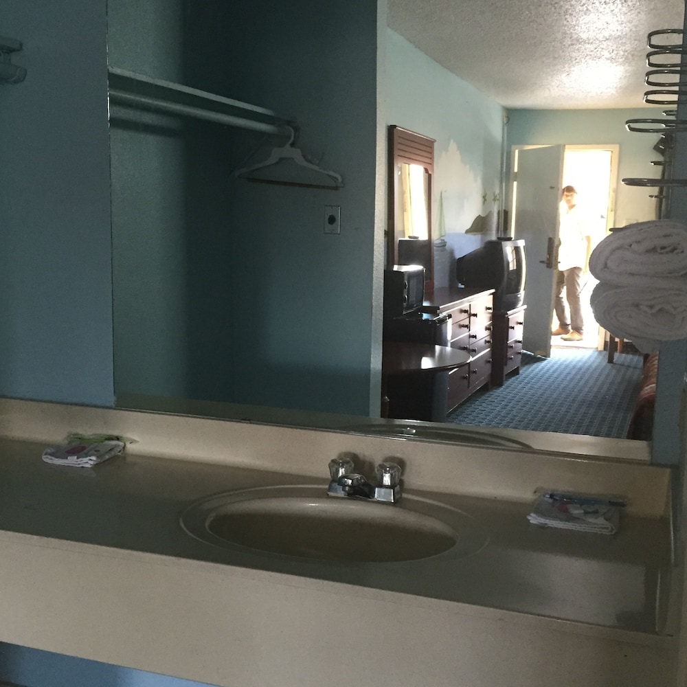 Guest Inn & Suites