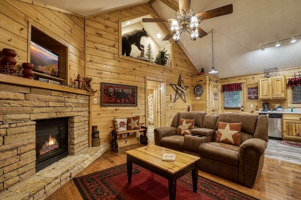Er306- A Smoky Mountain Dream- Great Location- Close To Town 2 Bedroom Cabin by RedAwning view 2