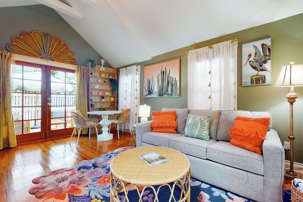 1BR Home - Colorful Cottage w/ AC, W & D, Dogs OK