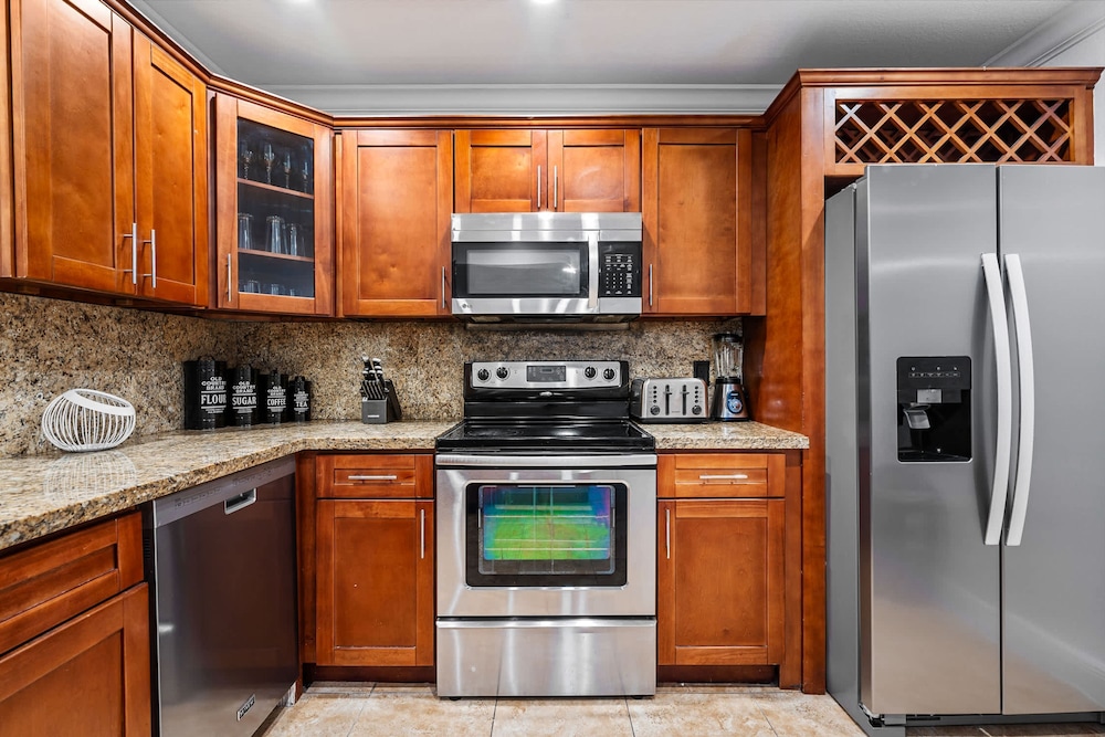 4BR With Private Pool and Game Room - Prime Location