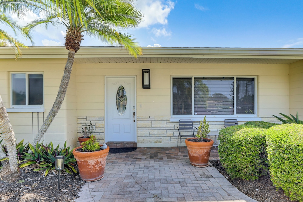 Poolside Oasis 6 Mi to Beaches: Sarasota Hideaway!