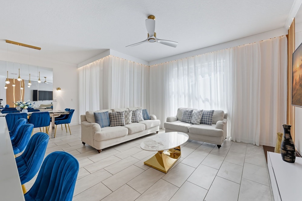 Chic & Fun Family Stay 10 Mins to Disney