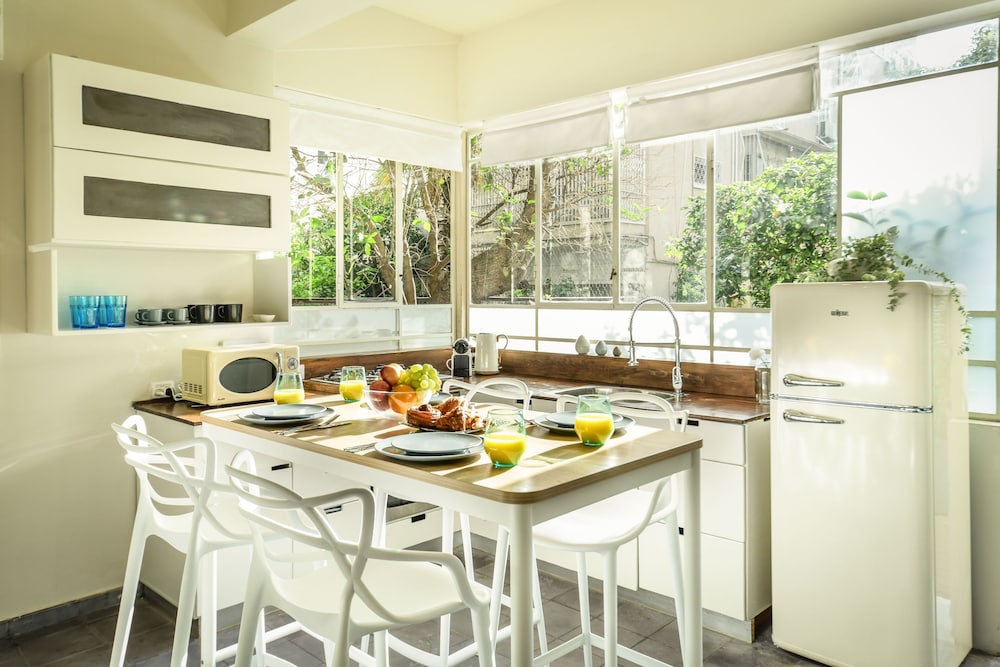 Serene Retreat with Lush Garden by Sea N Rent view 5