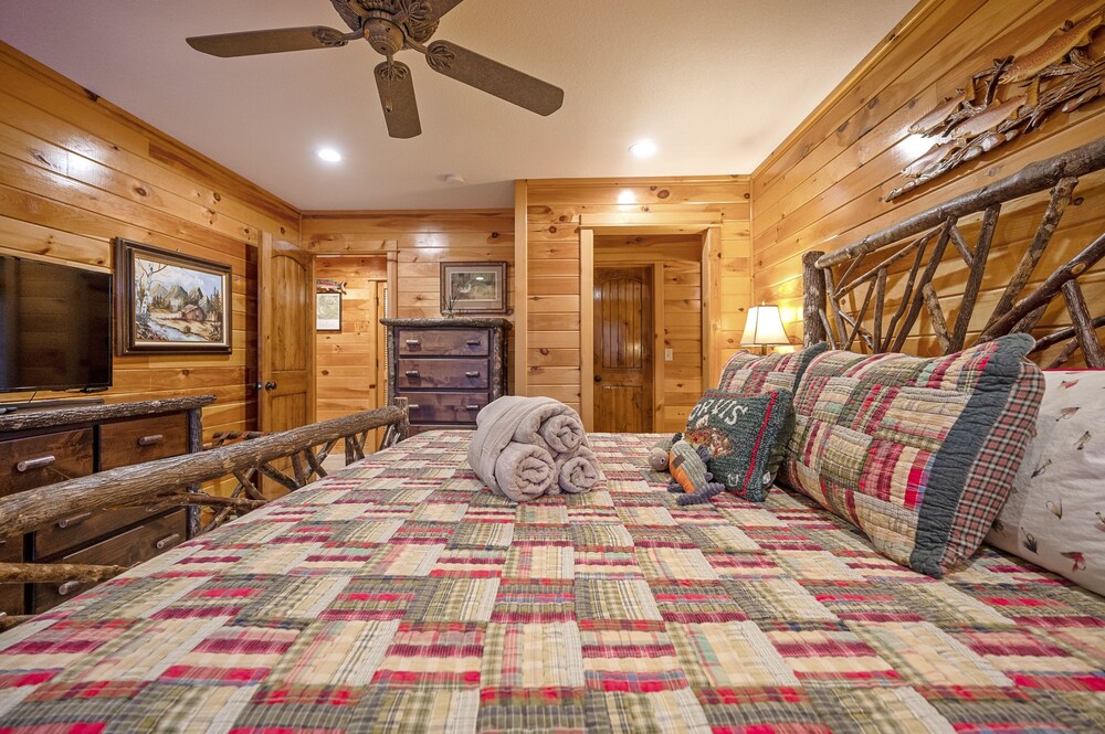 Chautauqua 2 Bedroom Cabin by Redawning view 4
