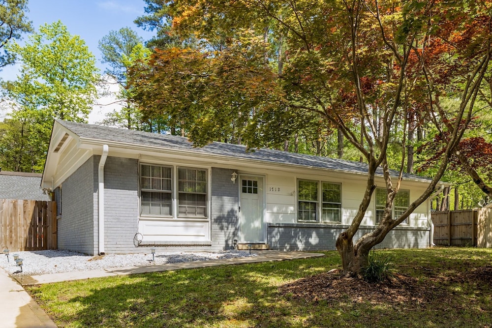 Cozy 3BR Home Patio Grill Free Parking Wi-fi - Property Image 2