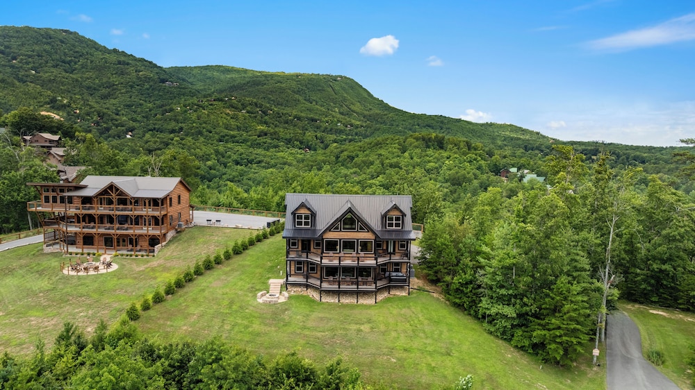 Amazing View Cabin w Gameroom Hot Tub Fire Pit