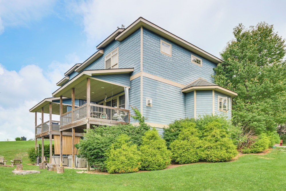 1 Mi to Wisp Resort: Hot Tub Haven in Mchenry!