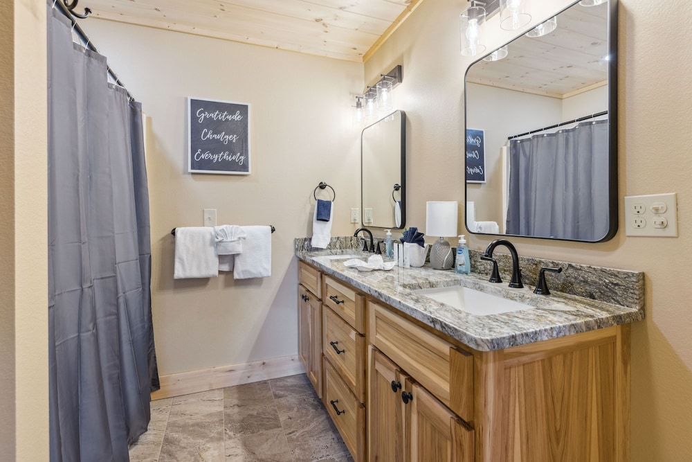 Robeson Hood Lodge 4 Bedroom Home