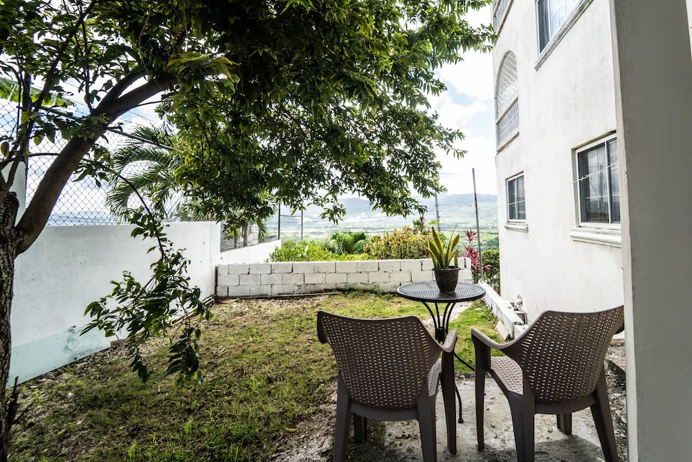 Skyline Suites, Breathtaking Mountains & City View 1 Bedroom Apts by RedAwning view 5