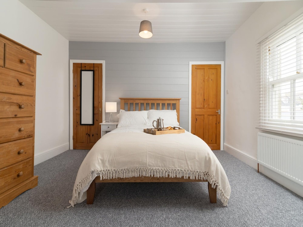 Bright Cheerful 2bed Maisonette Central Penzance view 3