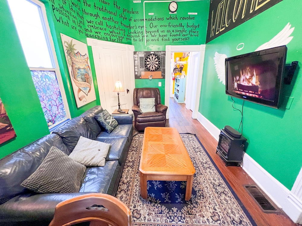 International Travelers House Hostel \- Downtown San Diego Little Italy.