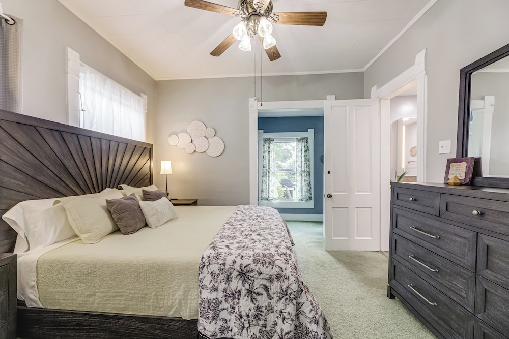 Walkable Group Getaway w/ Bikes in West Liberty!