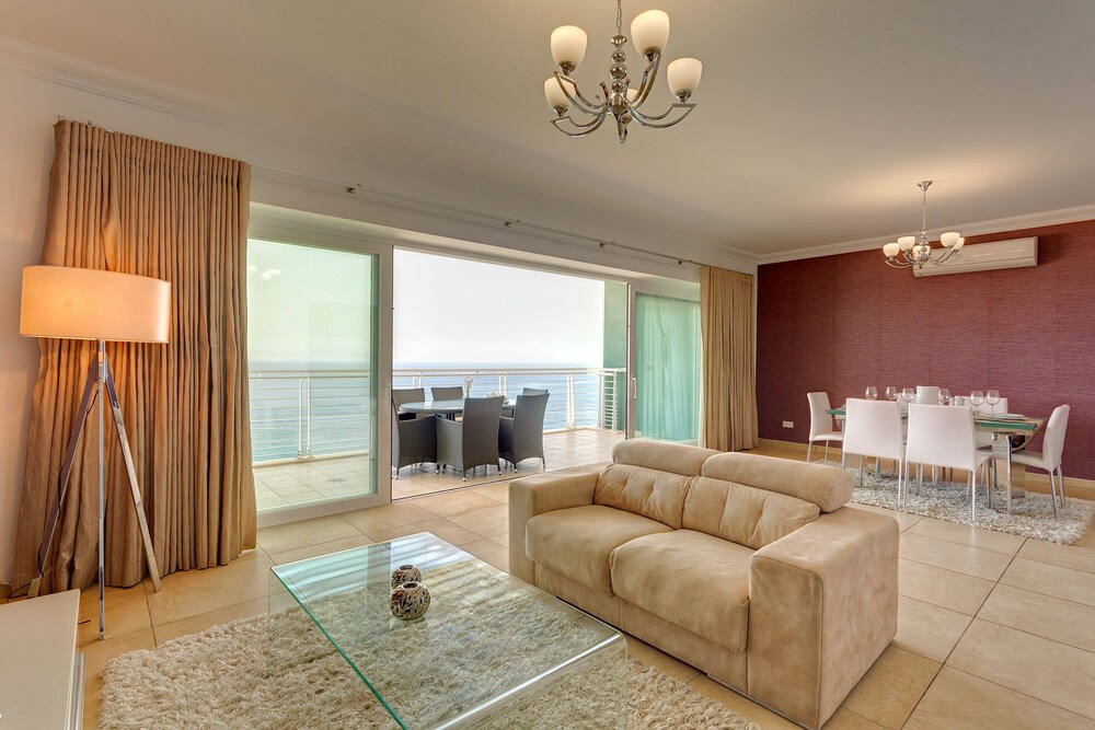 Ocean Front LUX Apartment inc Pool, Upmarket Area