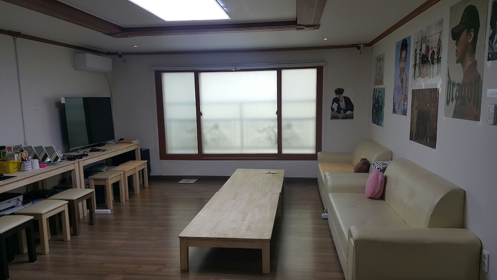 Happy Tree Guesthouse - Hostel