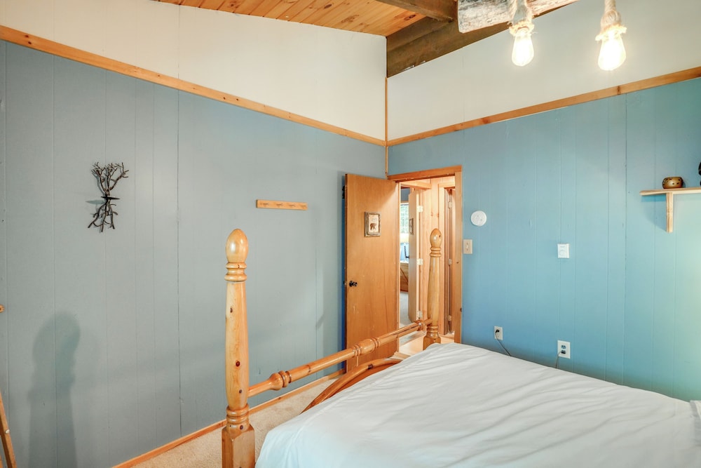 Treehouse Chalet Near Mt. Snow w/ On-site Trails!