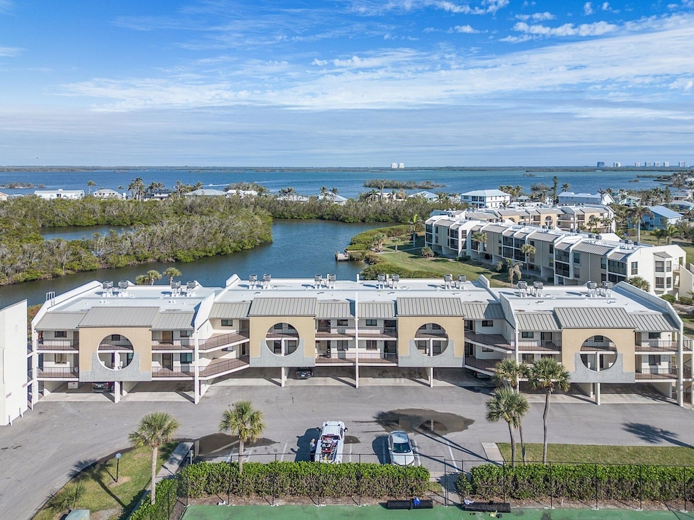 Bay Village 126: Charming Beachfront 2br/2ba Condo W/ Balcony 2 Bedroom Condo