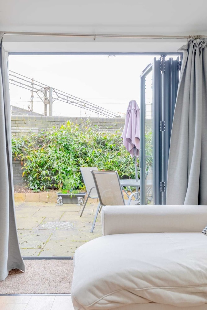Homely 2BD Flat W/private Patio Near Maida Vale!