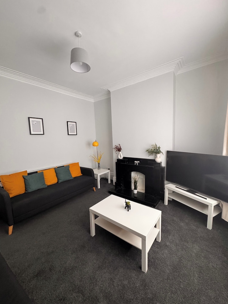 House - Sleeps 6 - Pet Friendly - Garden - Parking