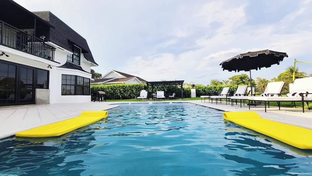 New 5 Bedroom Modern Villa on Golf Course