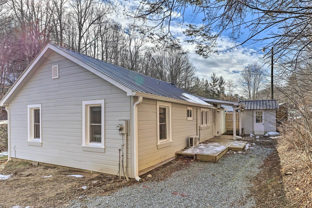 Quaint Appalachian Getaway ~ 2 Mi to Boone! view 4