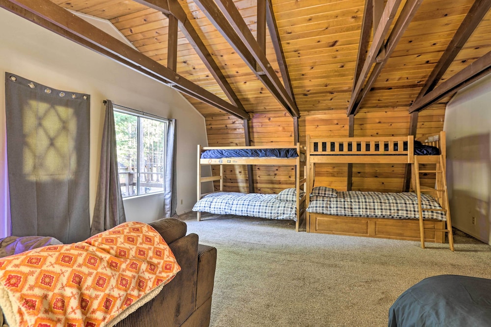 4-season Tahoe Hideaway: 1 Block to Biking! view 5