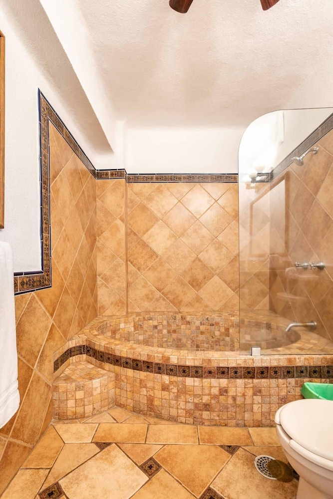 Ocean View 2Br Condo-balcony-beach-pool - 610