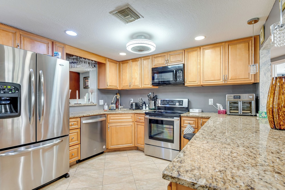8 Mi to Sunset Beach: Home w/ Large Patio + Pool!