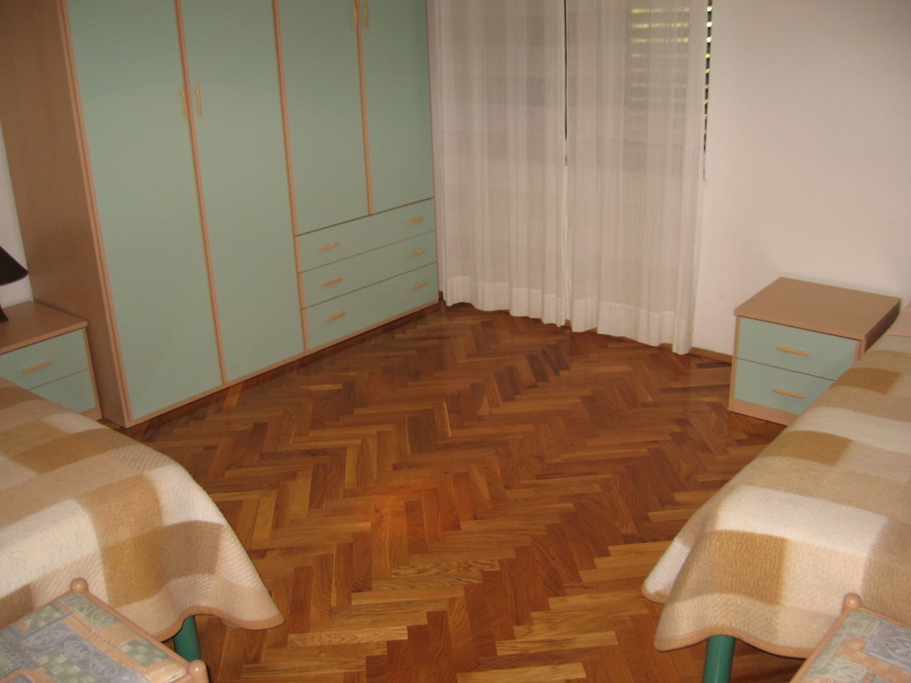 Six Person Apartment With 2 Bedrooms Near the Beach in Pjescana Uvala view 4