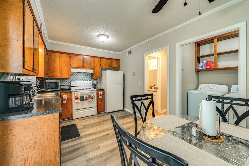 < 2 Mi to ECU & Medical District: Retreat w/ Patio