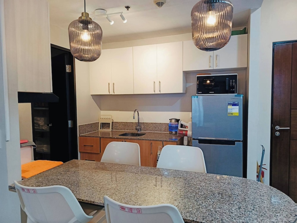 Modern & Spacious 2BR 68 sqm Condo in Manhattan Heights Pool View