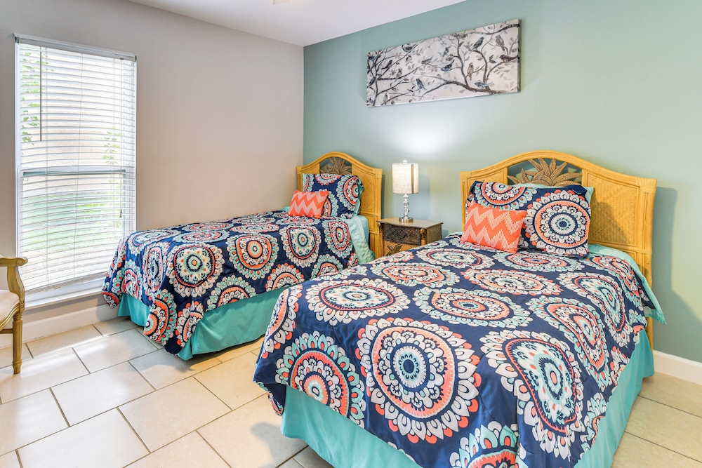 4 Mi to Siesta Key Beach: Condo w/ Pool Access