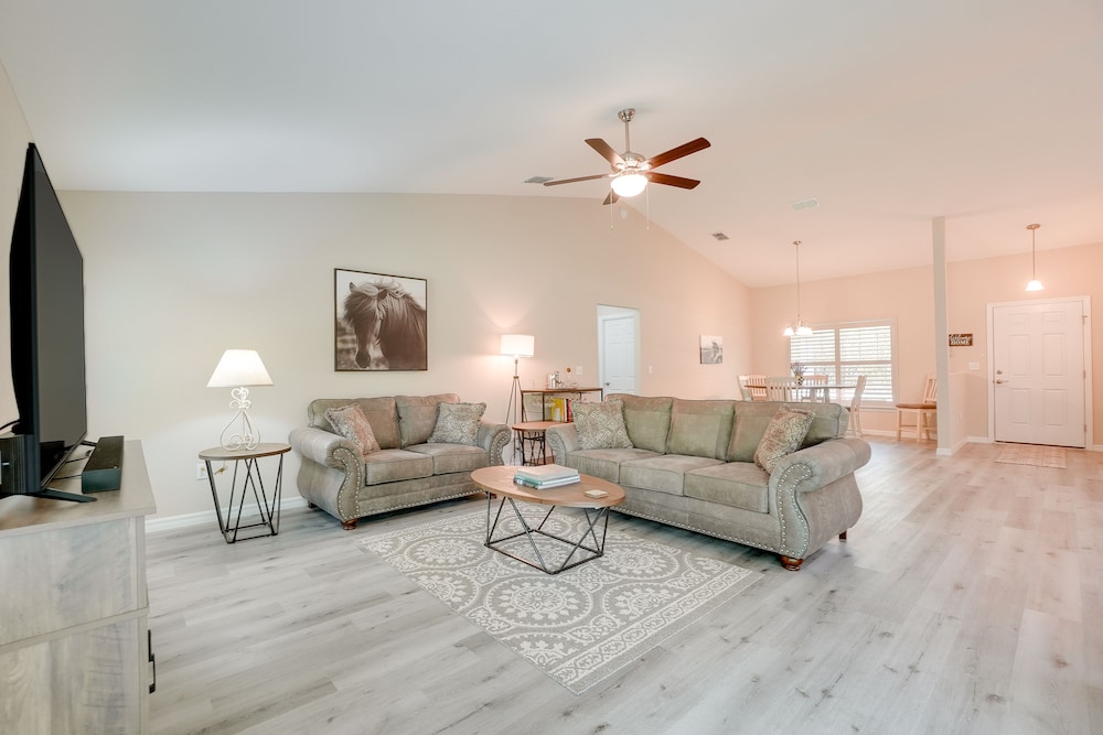 Pet-friendly Home w/ Fenced Yard in Dunnellon