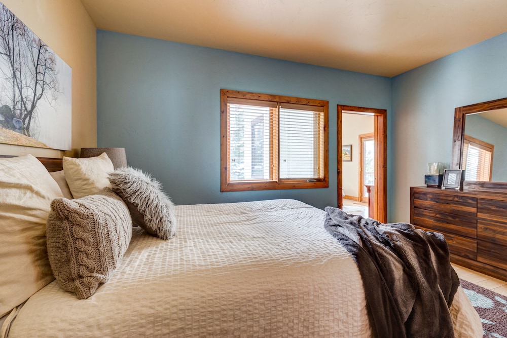 400 Whispering Pines Circle Private Home with Hot Tub