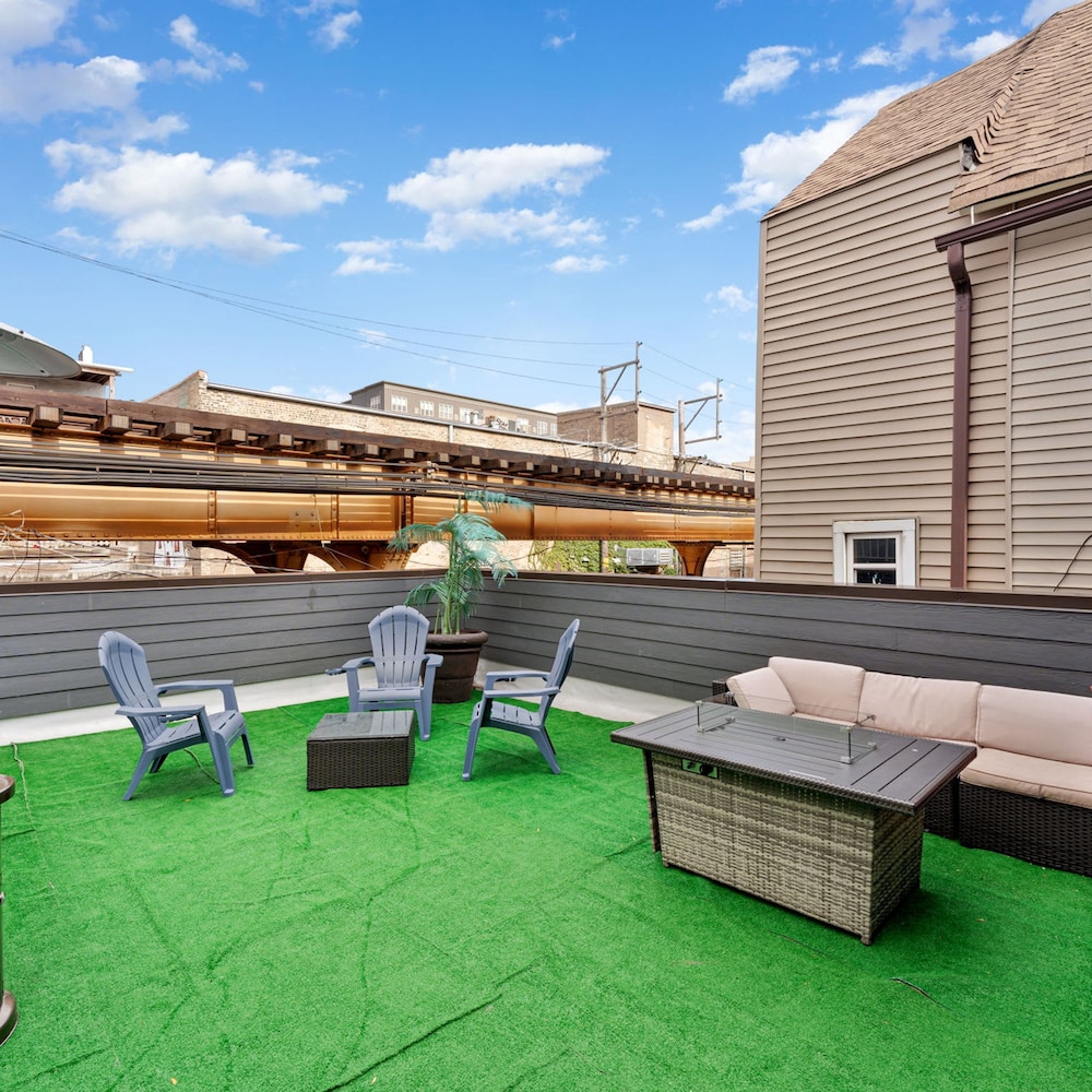 Magnificent NEW Home w 8 Beds Free Parking