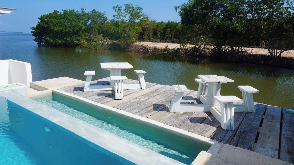 Sea Belize Relaxing Studio w Sea View Pool & Overwater Deck Near Airport, 1st FL