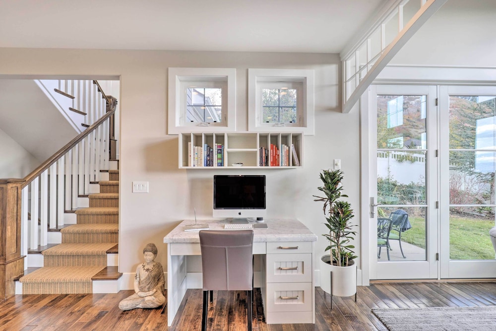 Luxe Sandy Home w/ Hot Tub: 9 Mi to Skiing!