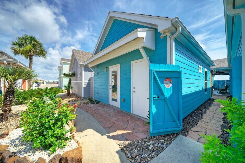 Sleeps 18 2 Beach Homes w/ 2 Pools, Playground, Covered Patios Pirates Bay