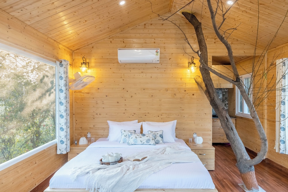 ELIVAAS 3 BHK Handa's Getaway with pool