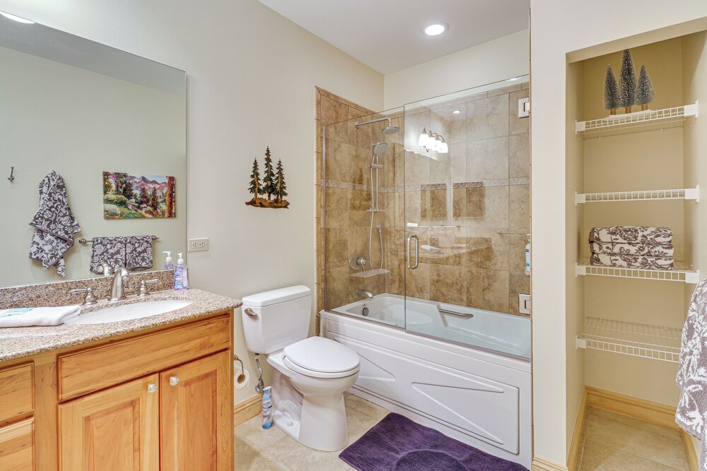 2 Mi to Angel Fire Resort: Luxury Condo w/ Balcony