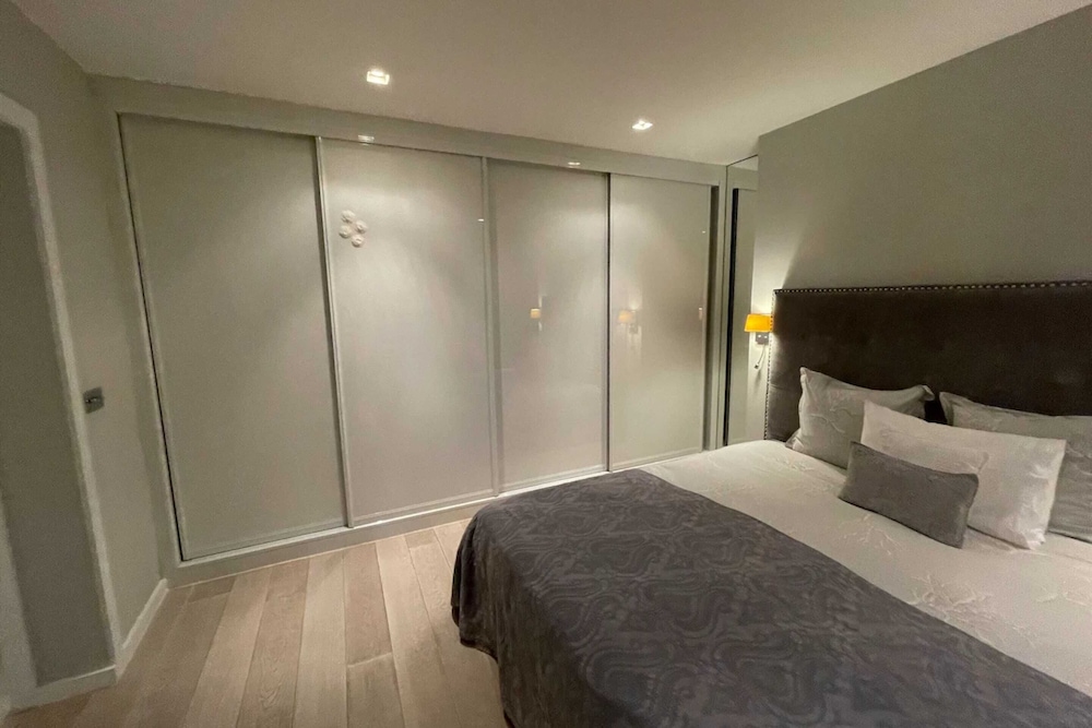 Modern and Luxurious 2 Bedroom Flat - Barons Court