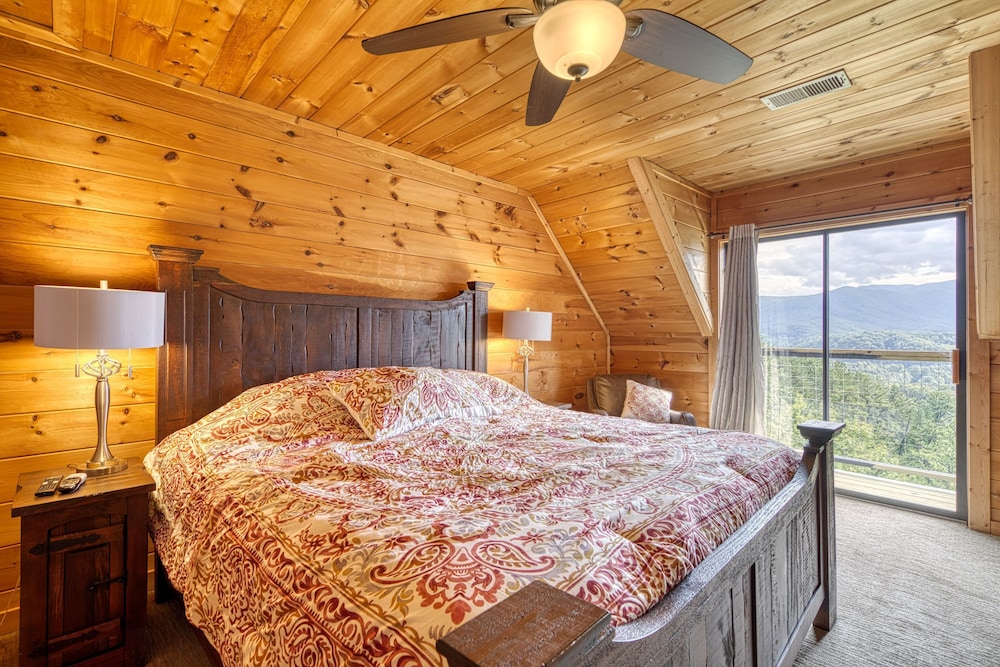 Cabin w Amazing Views Theater Firepit Hot Tub