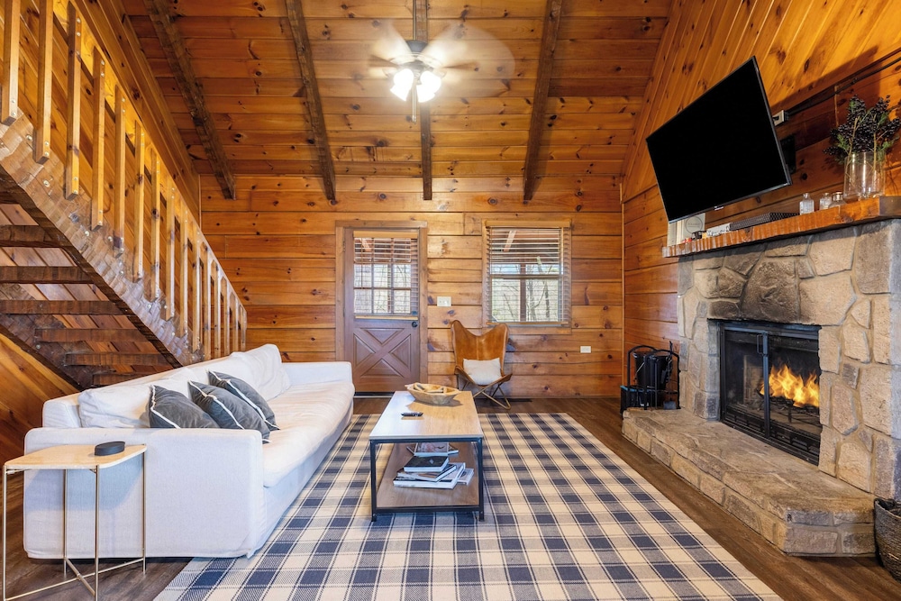 2 Cabins Game Room, Enclosed Porch, Hottub, Views Dudley I & II by Avantstay