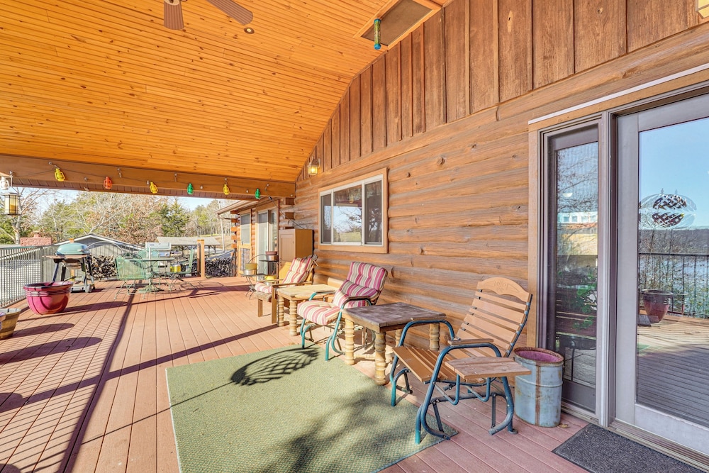 Table Rock Lake Cabin w/ Waterfront Views!