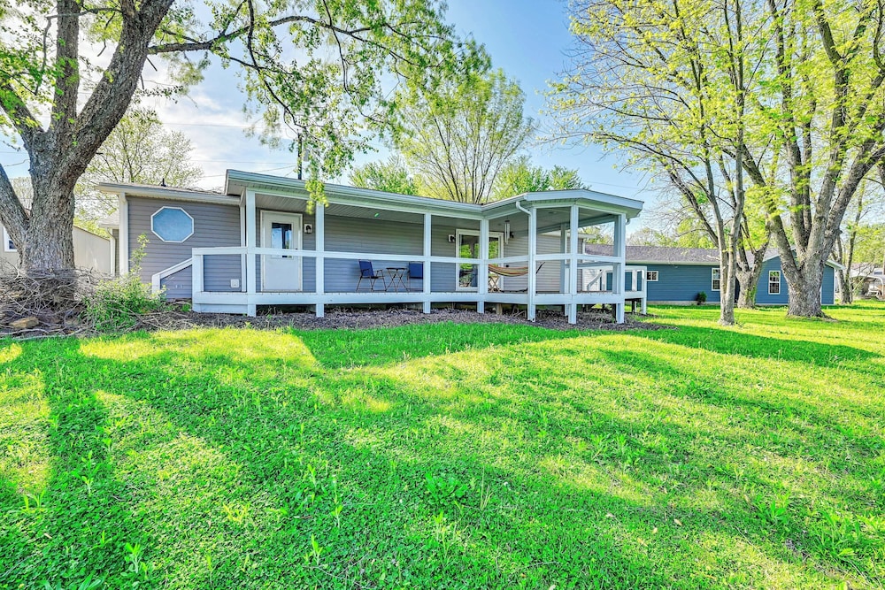 Near Hiking & Fishing: Dale Home w/ Deck!