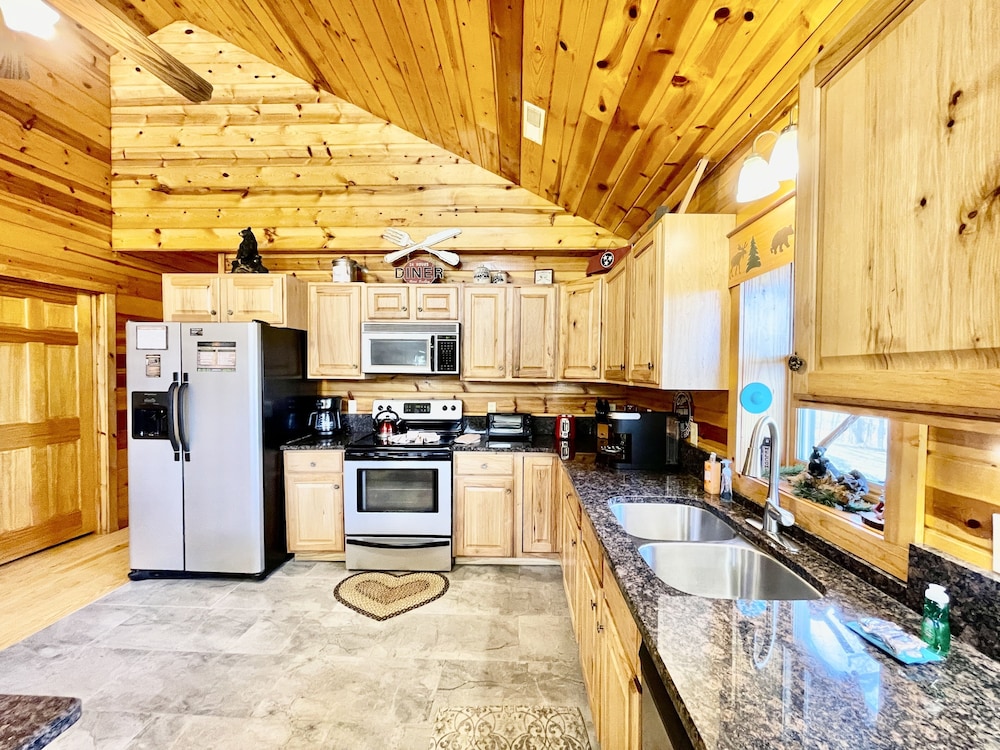 Little Sugar Camp 3 Bedroom Cabin by RedAwning