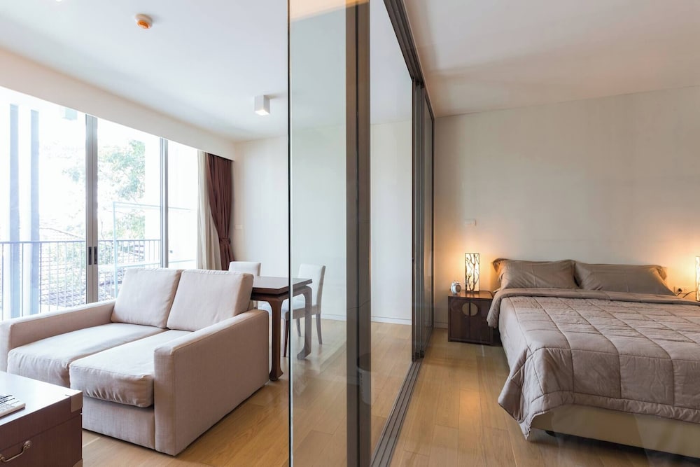 S39- 1 Bedroom Downtown Apt With Balcony and Pool