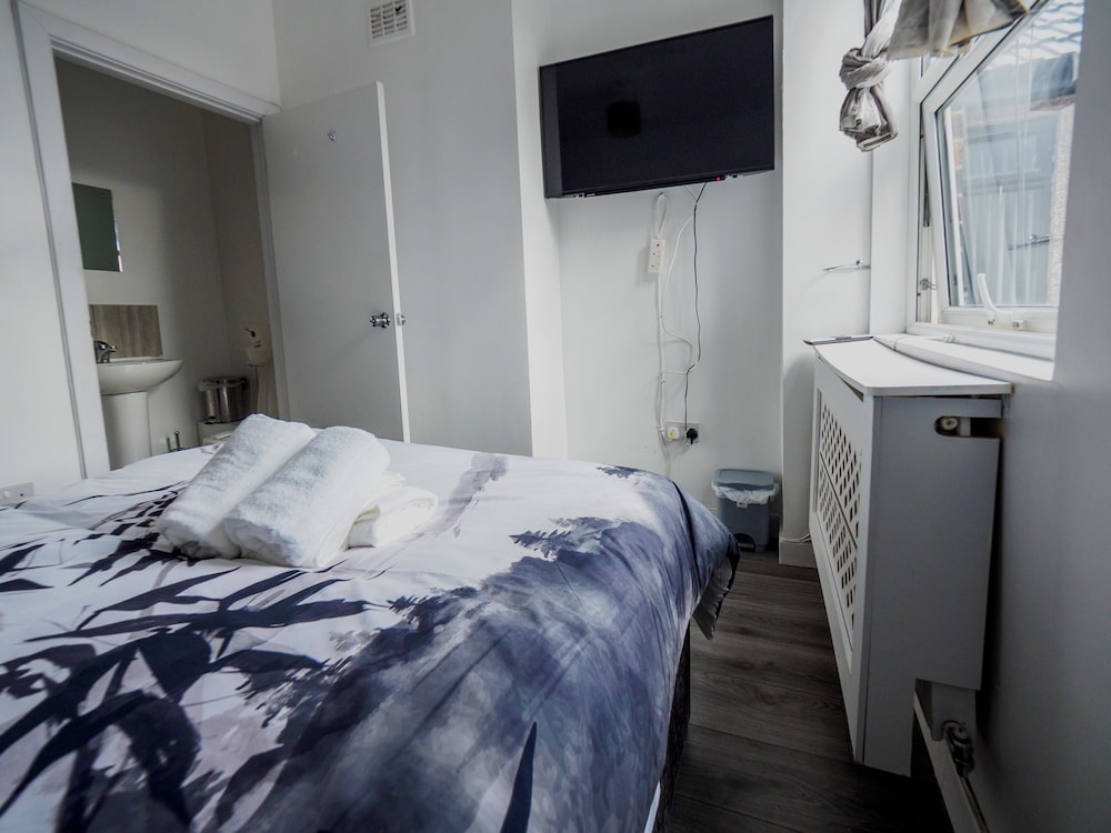 Ensuite4 Woodhouse private bath 2kitchen