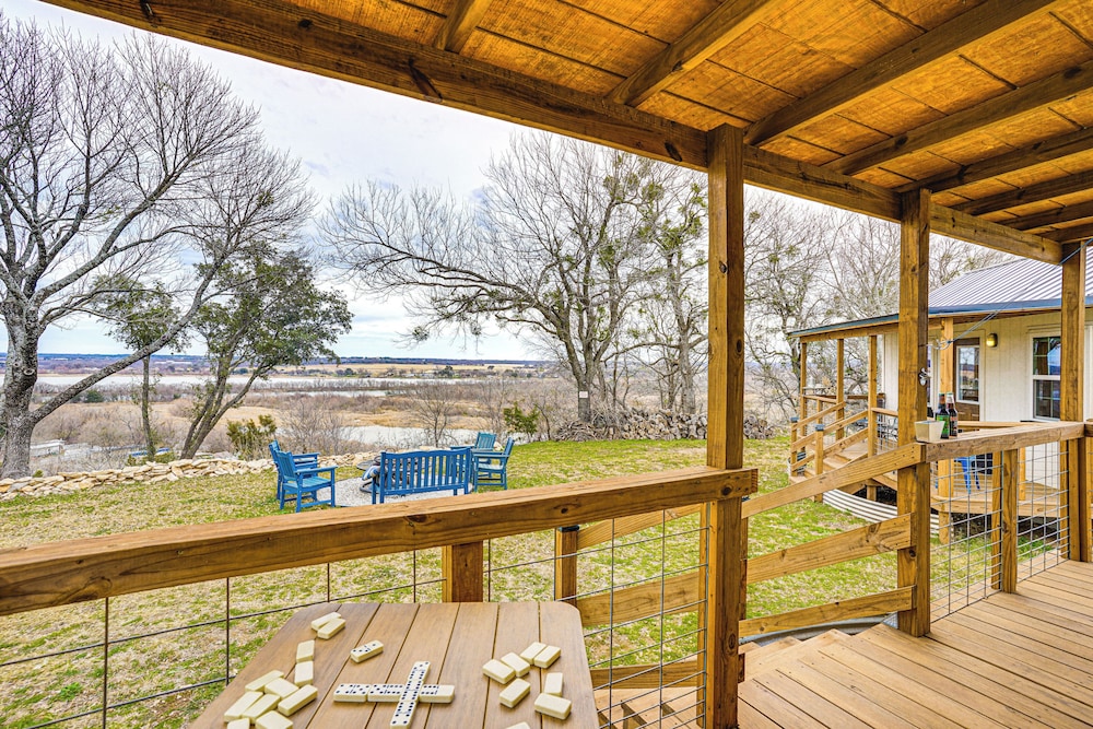 Rural Retreat w/ Water View! 9 Mi to Dtwn Granbury