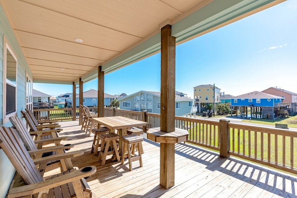 Tidewater 4 Bedroom Home by RedAwning