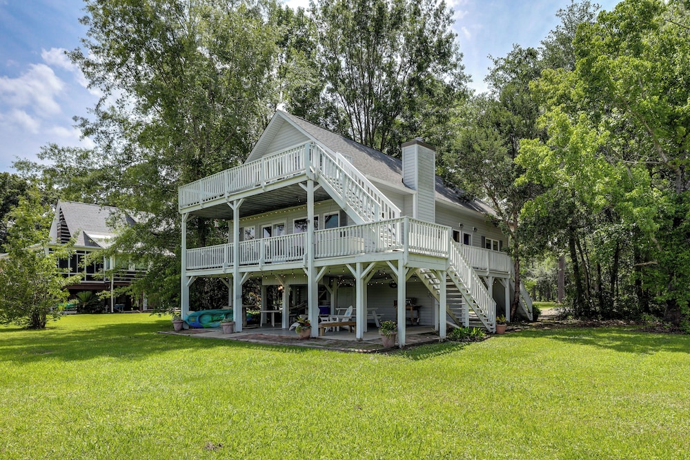 Spacious Riverfront Cottage w/ Dock in Green Pond!